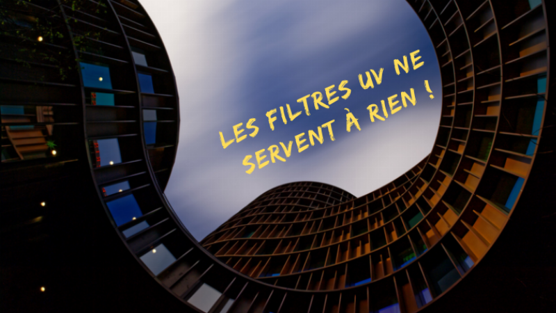 Des couleurs vives de kitpas appliquées sur une vitre, laissant filtrer la lumière