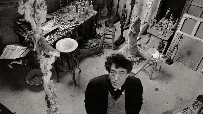 L'Homme au doigt, une sculpture emblématique de Giacometti, représentant la figure humaine filiforme et l'existentialisme après-guerre à Paris.