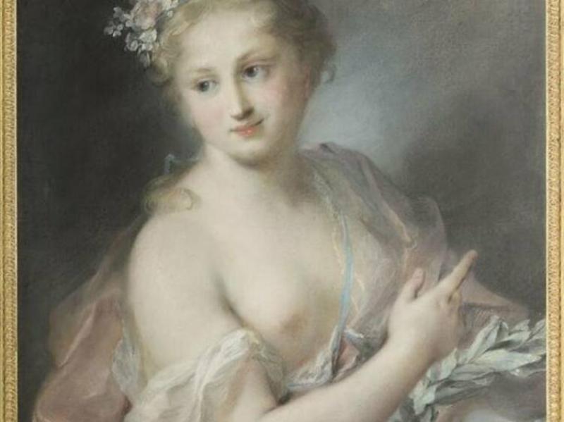 Des visiteurs admirant une exposition de peintures de Le Corbusier dans une galerie lumineuse, avec ses œuvres exposées sur les murs blancs et modernes