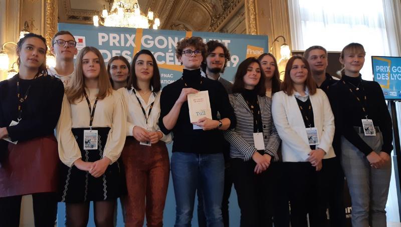 Accords littéraires et débats autour du dernier Goncourt en France.