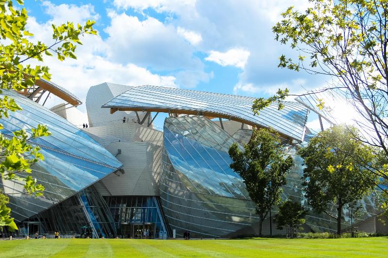 La Pyramide du Louvre, fusion audacieuse de verre et de métal, emblème de la modernité et porte d'entrée emblématique du louvres, sous un ciel parisien.
