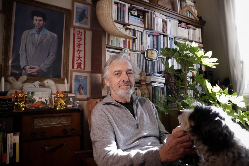 Le lauréat du prix Goncourt 2019, Jean-Paul Dubois, tenant son roman primé, un moment clé pour la littérature française