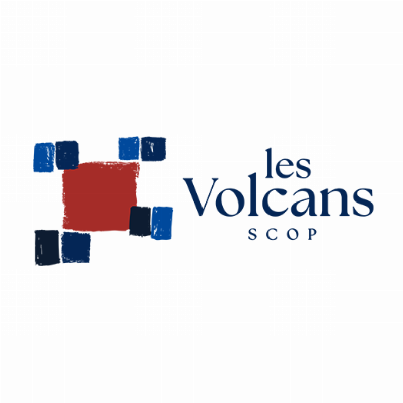 Jeune lecteur absorbé par un roman Goncourt dans un café parisien