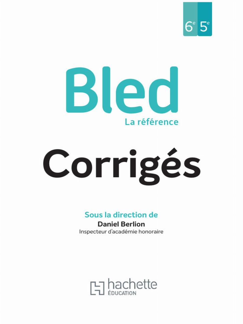 Une personne confortablement installée dans un fauteuil en cuir, lisant une édition reliée du Journal des frères Goncourt dans une bibliothèque ancienne, avec une ambiance chaleureuse et lumineuse.