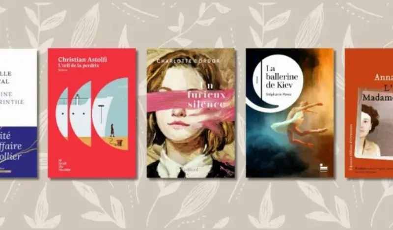 Une librairie parisienne avec une pile impressionnante du livre lauréat du Goncourt 2021, lecteurs