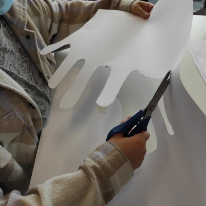 Des lecteurs français savourant des livres de littérature contemporaine dans des lieux inspirants et décontractés