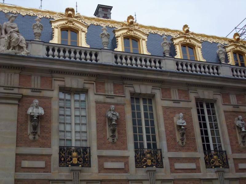 Louis XIV supervisant la création du château de Versailles avec ses architectes