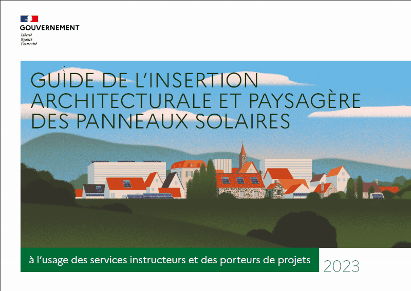 Maison design écologique avec panneaux solaires et intégration environnementale