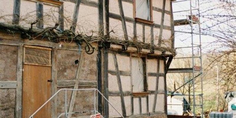 Maison française typique avec volets colorés, reflet de la tradition et du patrimoine architectural