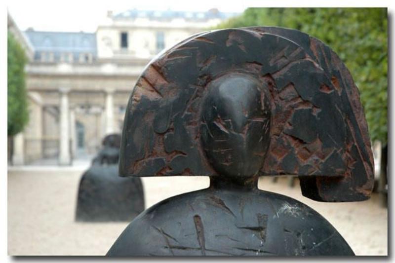 Manolo Valdés : une sculpture imposante lors d'une exposition parisienne au Grand Palais