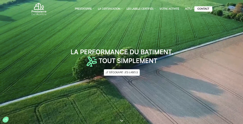 Bâtiment moderne en France intégrant des matériaux durables et des technologies vertes