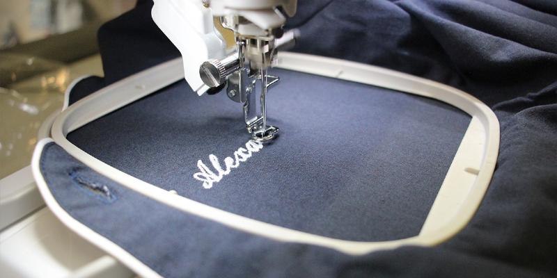 Une sélection de matériaux et de blouses de peinture pour enfants, mettant en valeur la qualité, la durabilité et le design pratique.