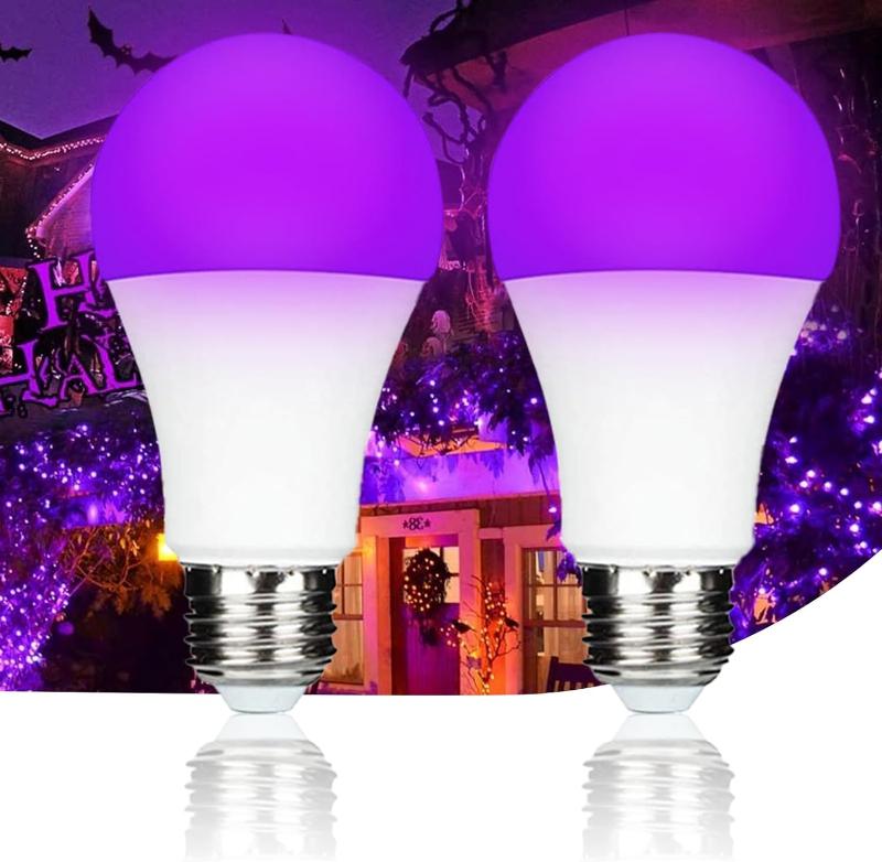 Divers matériaux essentiels pour la peinture lumière noire, incluant des tubes de peinture fluorescente et des lampes UV, pour l'art français