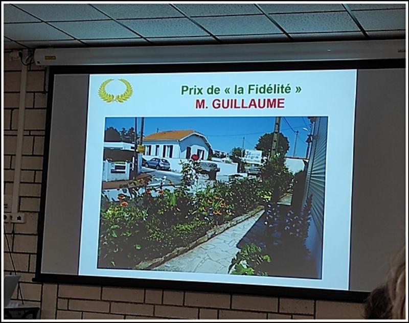 Matériel de bricoma peinture de qualité, comprenant des pots de peinture aux teintes françaises élégantes, des pinceaux et des rouleaux neufs, disposés sur une bâche de protection.