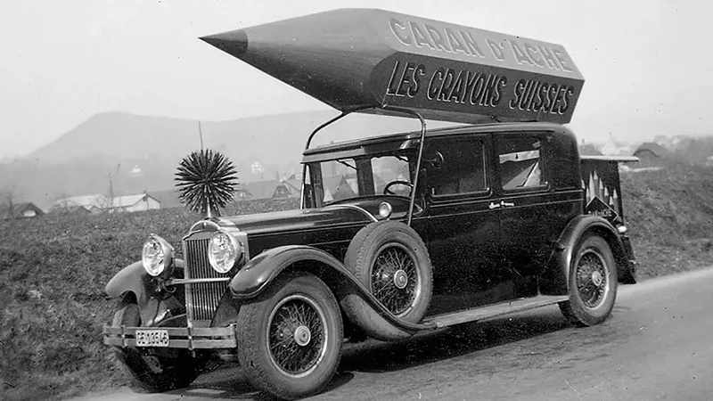 Matériel de peinture essentiel pour un artiste débutant à Biarritz, avec des pinceaux, des tubes de couleur et une toile vierge
