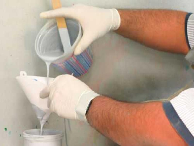 Mélange et dilution de peinture acrylique avec précision, à la française