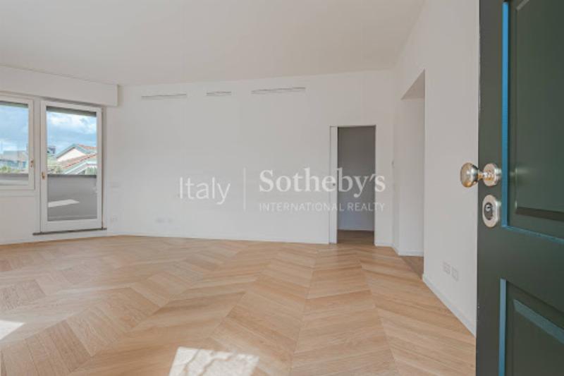 Design intérieur d'un appartement moderne à Milan, reflétant la fonctionnalité et l'élégance