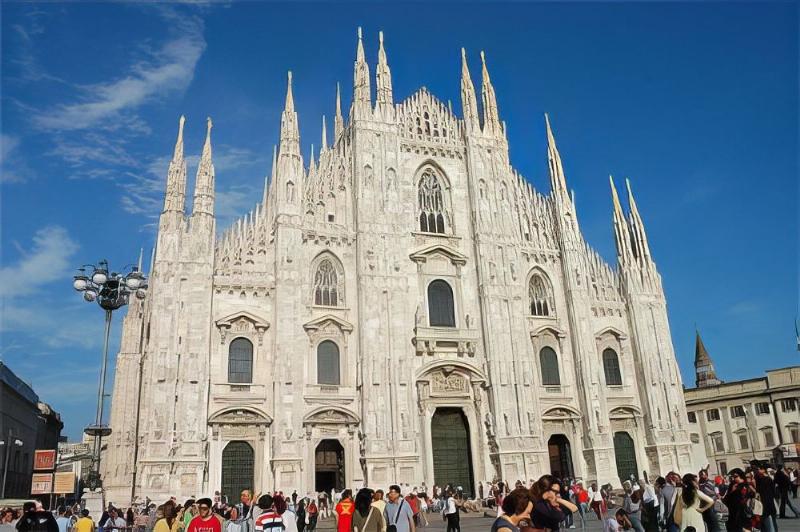 Duomo de Milan et la lumière du soleil sur son architecture, symbole de la ville