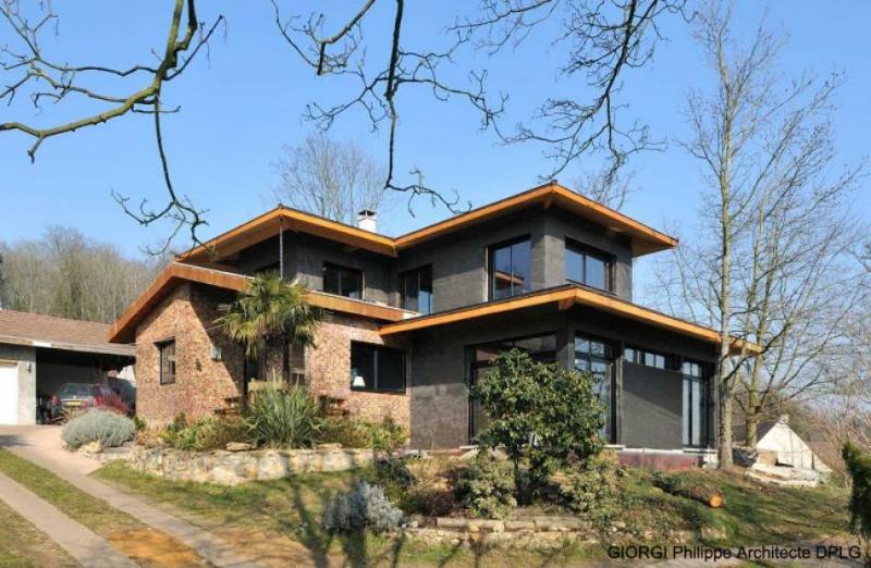 Un plan de construction détaillé d'une maison moderne dans Minecraft, montrant les étapes de l'ossature et les emplacements des fenêtres