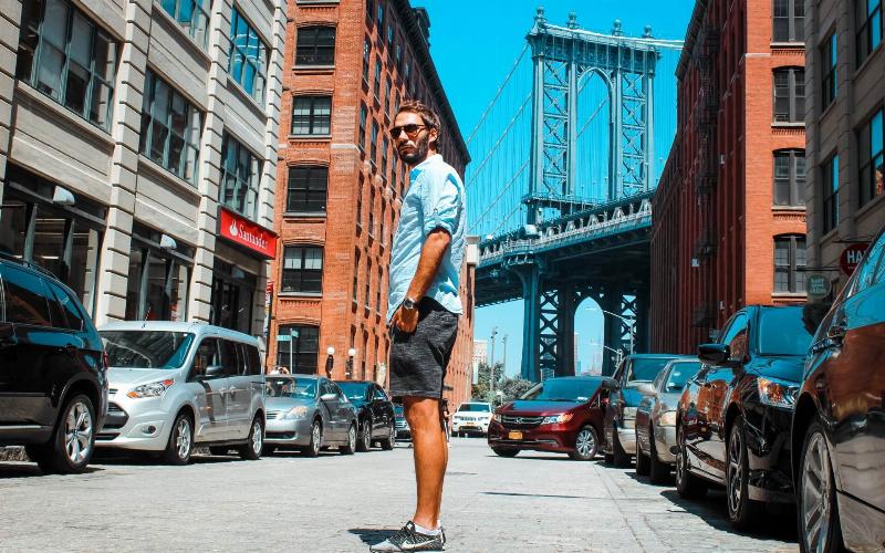 Un couple savourant un moment de détente dans une maison Mid Century Modern en Californie