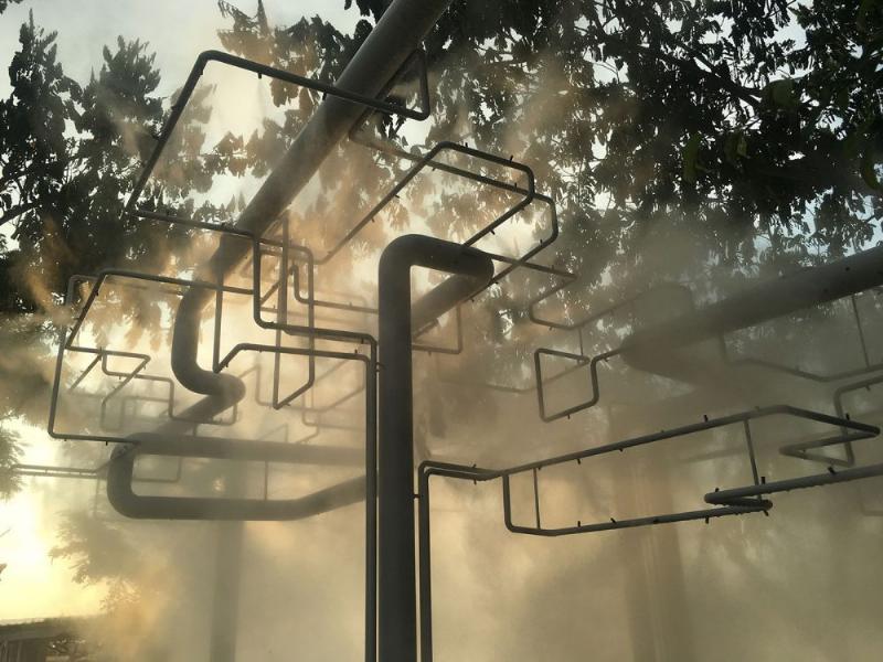 Une robe de haute couture inspirée par les motifs et les couleurs de l'Impressionnisme, présentée sur un podium moderne, symbolisant le lien entre le t art classique et la mode contemporaine.