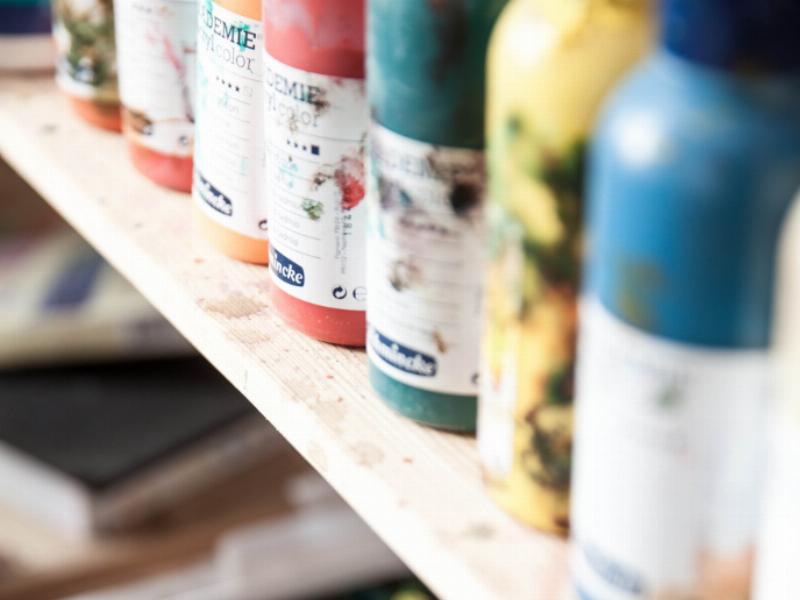 Atelier de modelage d'argile pour la création d'animaux, environnement créatif