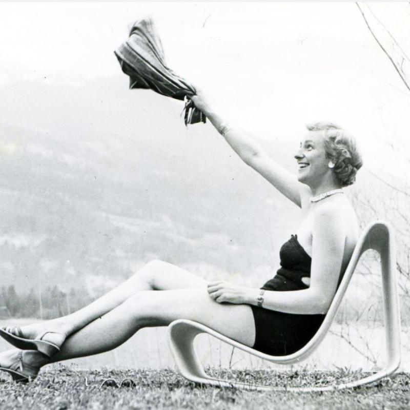 Un modèle en plastiline complexe dans l'atelier d'un artiste contemporain, illustrant le processus de création et la polyvalence du matériau