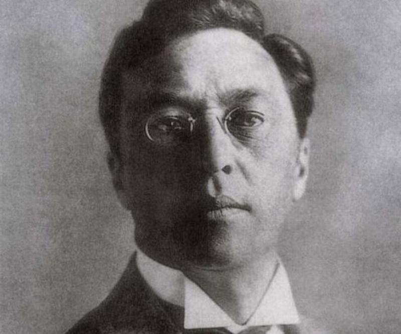 Modigliani Statue : Visage stylisé en pierre, évocation de l'art primitif et des formes allongées.