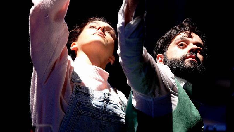 Une scène de la **Louison et Monsieur Molière pièce de théâtre** avec une interprétation moderne.