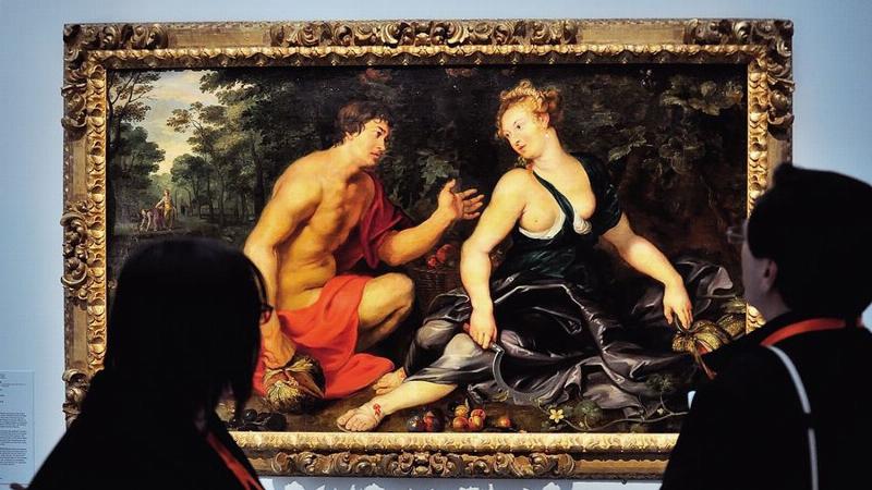 Musée Annecy art contemporain, visiteurs contemplent peinture