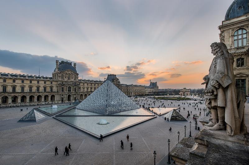 Musée du Louvre, Pyramide de verre et visiteurs avec leurs billets
