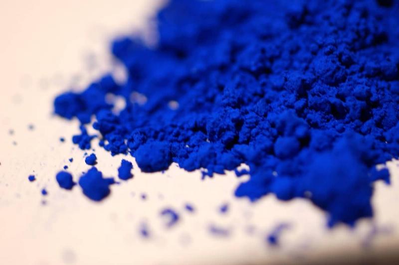 Ambiance d'un musée français, avec des œuvres d'art utilisant la peinture bleu indigo, évoquant la contemplation