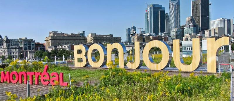 Architecture moderne du Musée Pointe-à-Callière avec vue sur le Vieux-Port de Montréal et le fleuve Saint-Laurent
