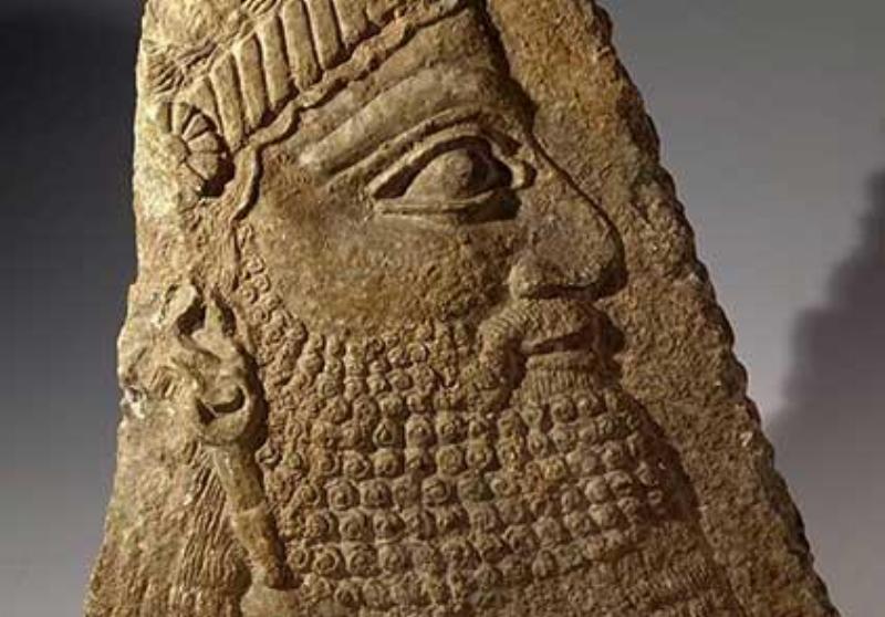 Collection de sculptures en métal dans un musée français, montrant diverses époques