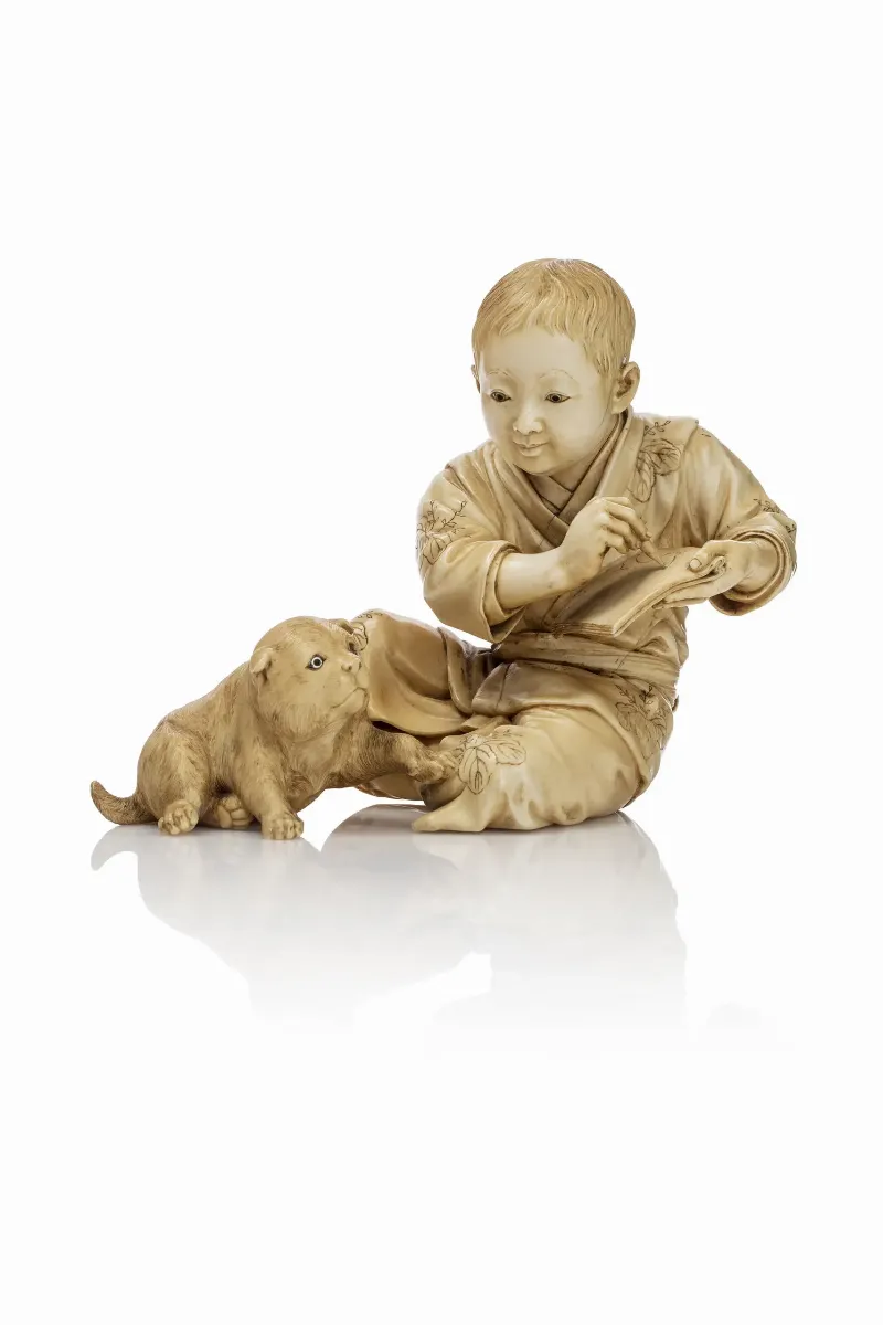 Collection de netsuke japonaises miniatures en ivoire, représentant des scènes quotidiennes et des animaux