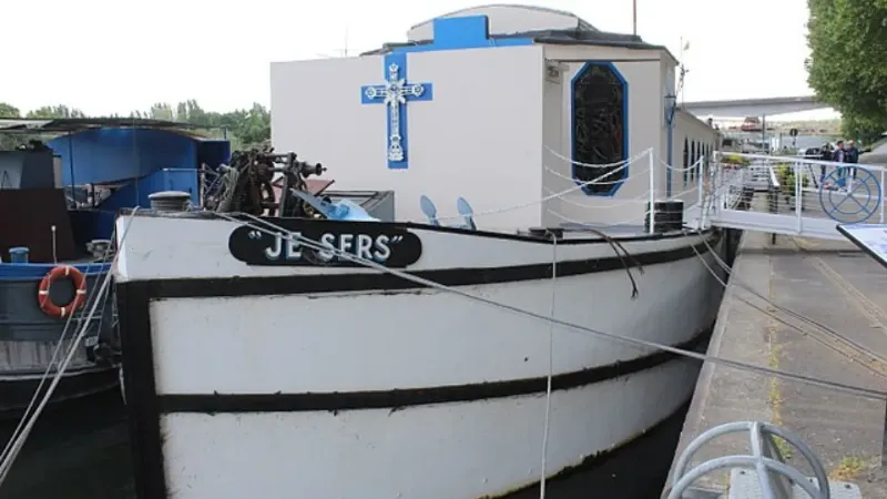 Façade imposante et détails architecturaux de Notre Dame de l'Assomption Paris 16, témoignant de son style néo-roman