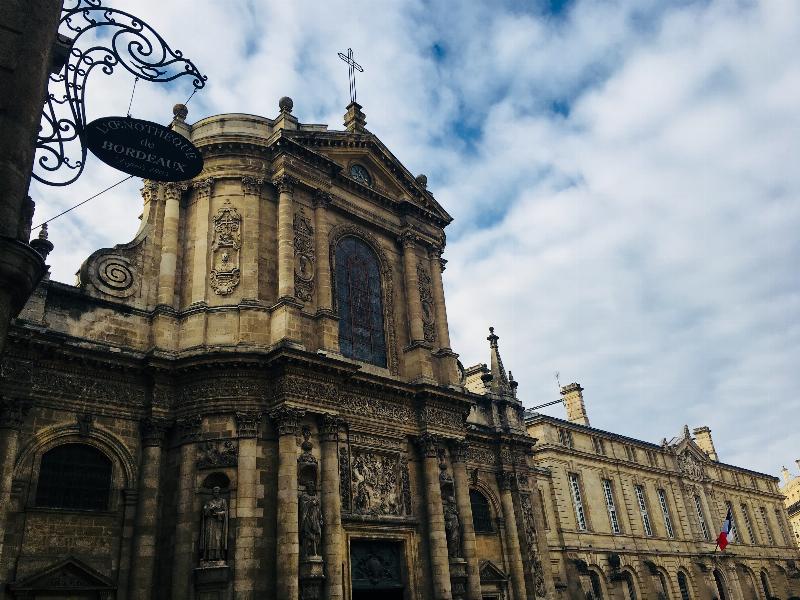 Façade de l'Église Notre-Dame de Bordeaux, mélange architectural baroque