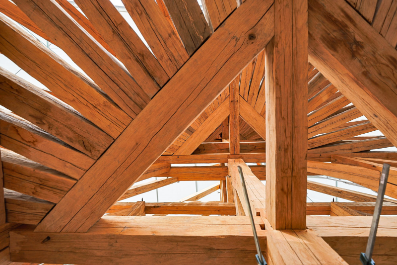 Reconstruction de Notre-Dame de Paris avec d'immenses échafaudages