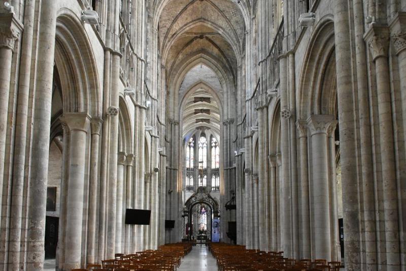 Détail des vitraux colorés et des trésors cachés dans les chapelles intérieures de Notre-Dame avant incendie