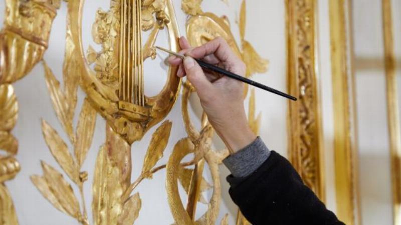 Une illustration de Notre-Dame de Paris à travers les âges, accompagnée de scènes de lecture de BD et de visites de la ville