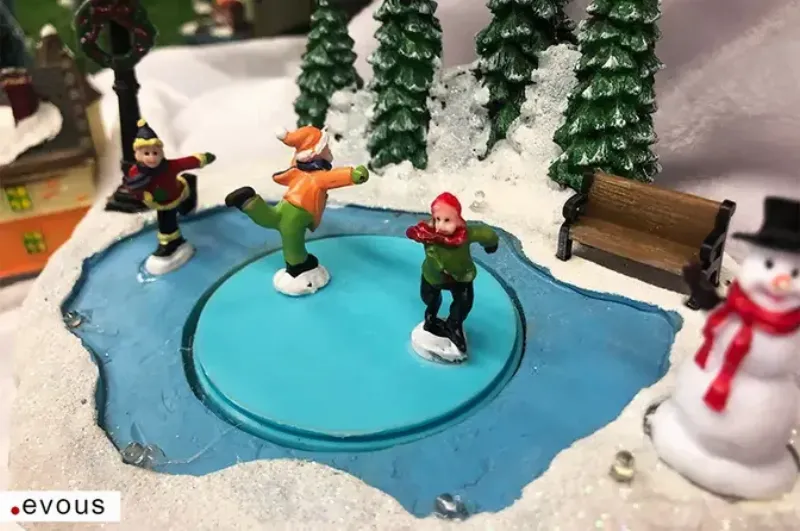 Notre-Dame de Paris baignée de lumière nocturne avec des passants