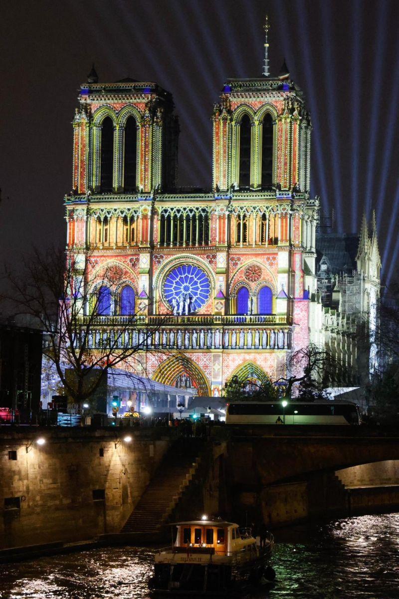 Vue majestueuse de Notre-Dame de Paris après sa restauration, symbolisant la renaissance du patrimoine français