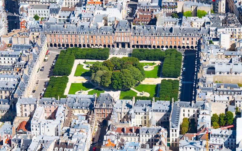 Une carte moderne ou un plan de site de Notre-Dame de Paris illustrant le projet de restauration et les aménagements temporaires