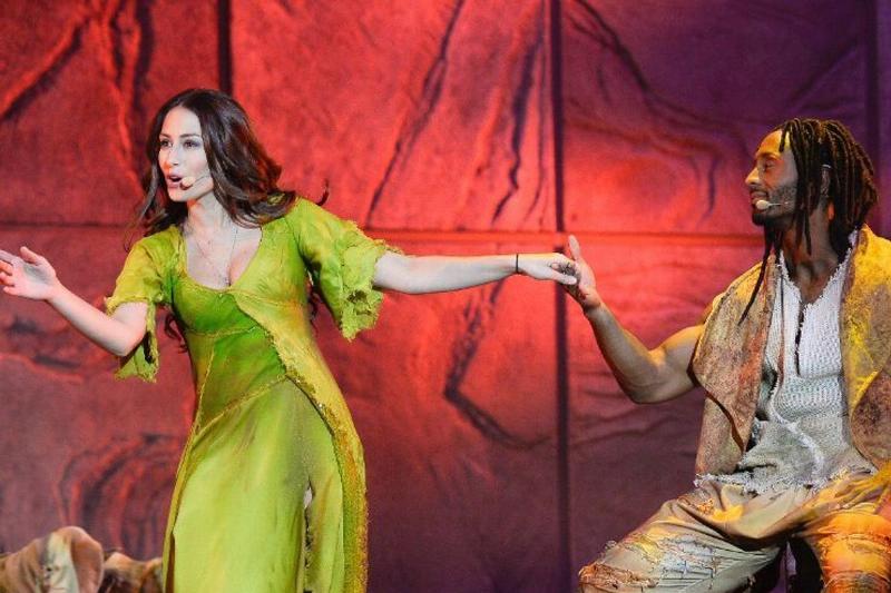 Vue du monde montrant le succès international de la comédie musicale Notre Dame de Paris