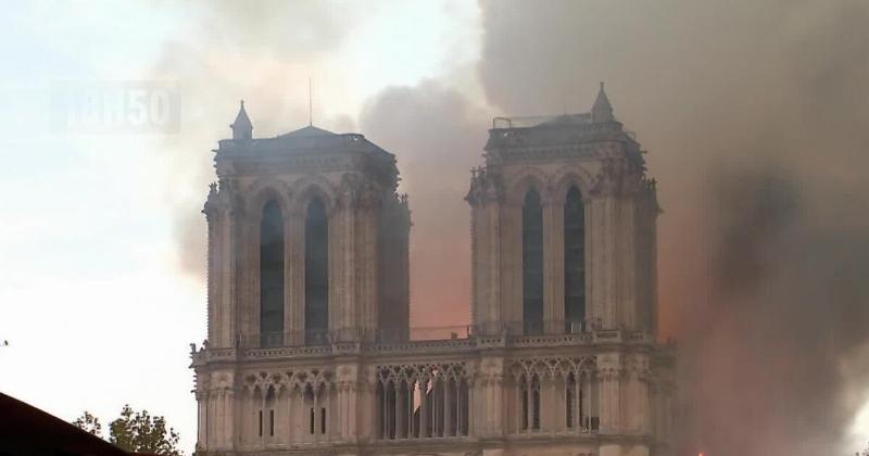 Notre Dame de Paris pendant l'incendie, un désastre national et architectural