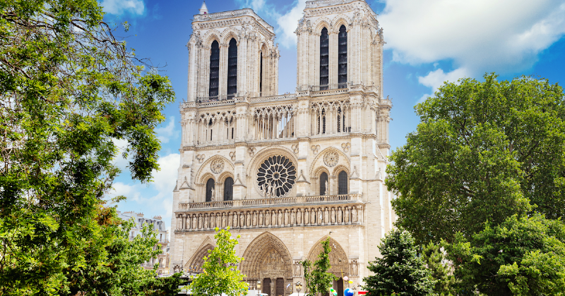 Artisans travaillant méticuleusement sur la reconstruction de la charpente de Notre-Dame de Paris