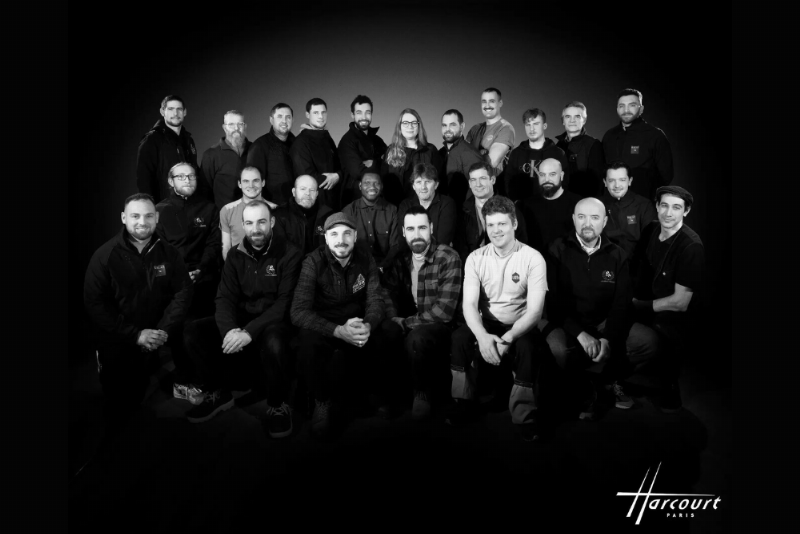 Des artisans français travaillant sur la reconstruction de Notre-Dame, mettant en valeur l'engagement et le savoir-faire