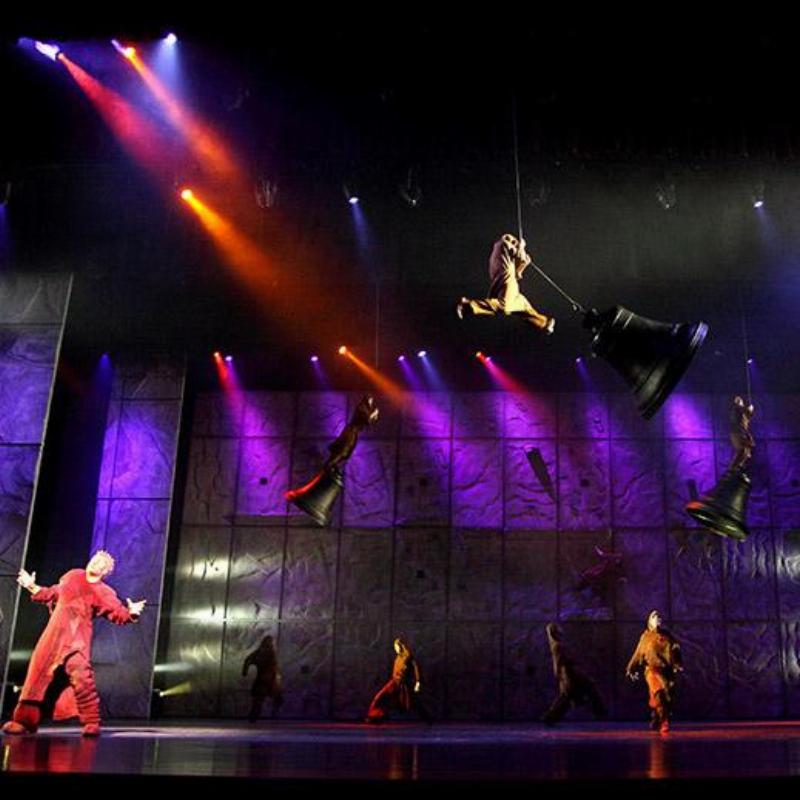 Gringoire sur scène dans la comédie musicale Notre Dame de Paris chantant Le Temps des Cathédrales