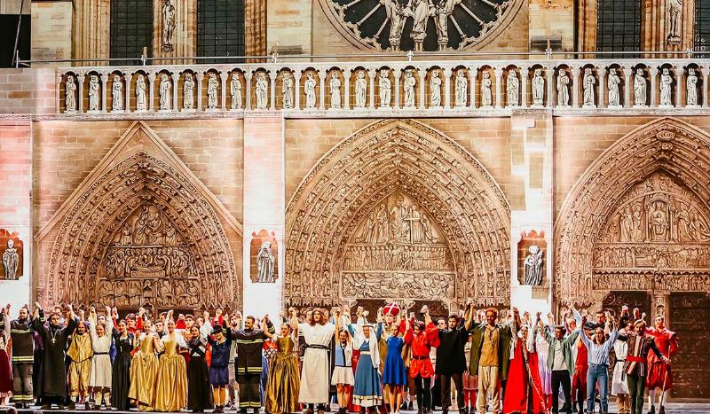 Notre-Dame de Paris, théâtre vibrant d'émotion pour le public