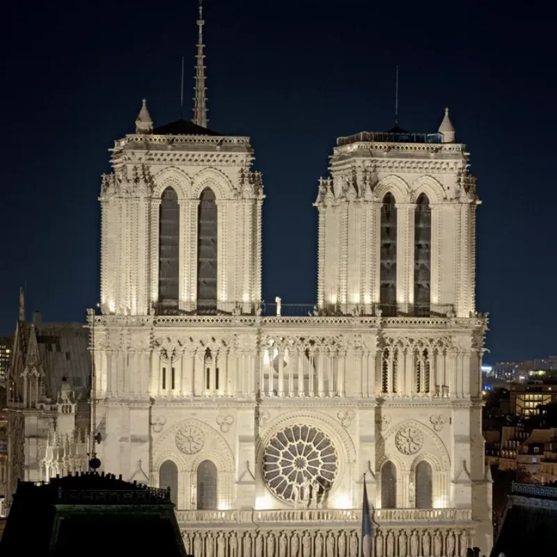 Cathédrale Notre-Dame de Paris, emblème du roman de Victor Hugo, sous le ciel de Paris au Moyen Âge